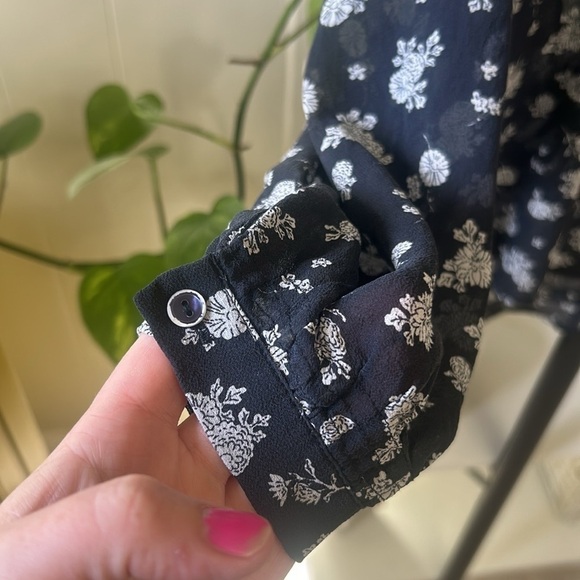 Vince Calico Floral 100% Silk Blouse Black White Top Size XS - Picture 3 of 7